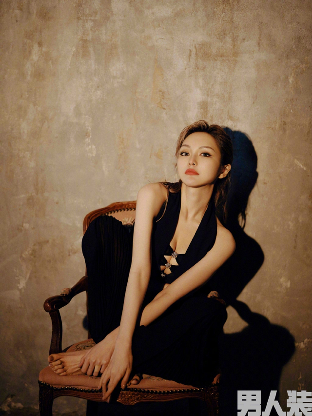 周扬青身着渔网裙大秀美背翘臀 破格演绎性感御姐_新浪图片