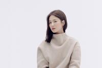 宋慧乔舍弃烟熏妆回归清爽造型 黑白灰重新找回清纯