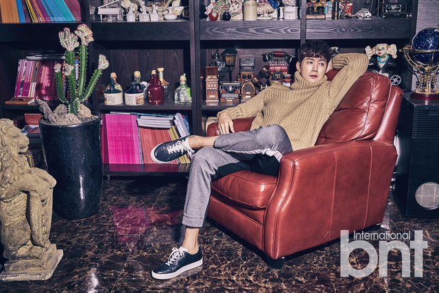 韩星柳镇拍时尚写真 成熟稳重男人味十足_新浪图片