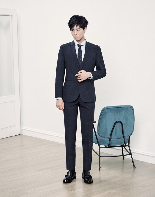 朴宝剑穿西装拍写真 稳重绅士帅气养眼_新浪图片