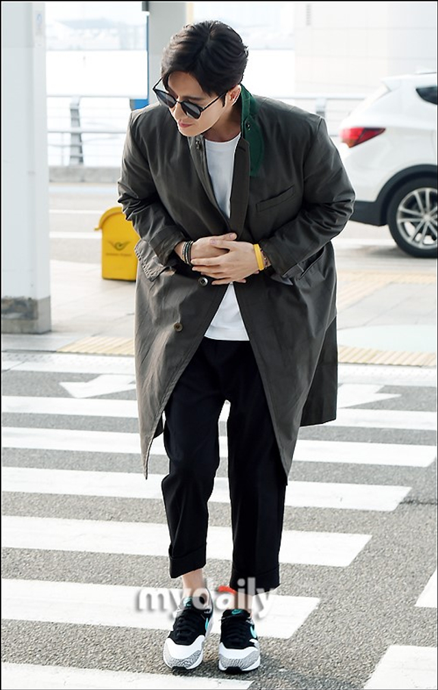 朴海镇现身机场飞赴香港 热情挥手频鞠躬_新浪图片