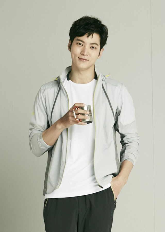 韩星周元拍春季写真 微微一笑酒窝迷人_新浪图片