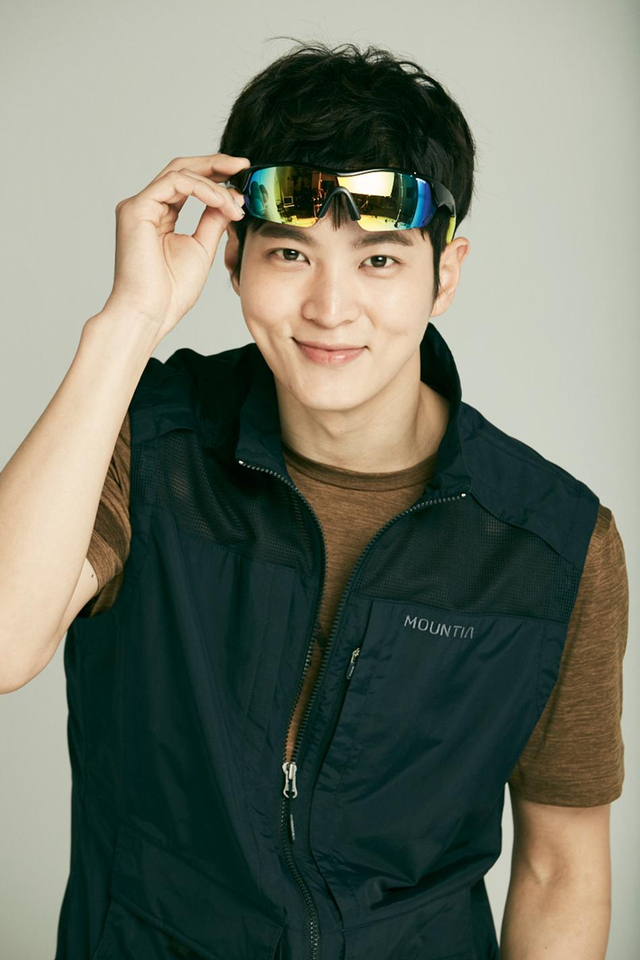 韩星周元拍春季写真 微微一笑酒窝迷人_新浪图片