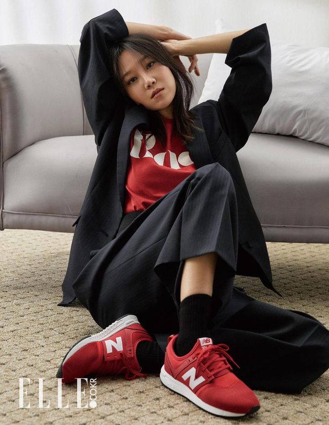 孔孝真床上拍时尚大片 淡妆出镜纯白清新_新浪图片