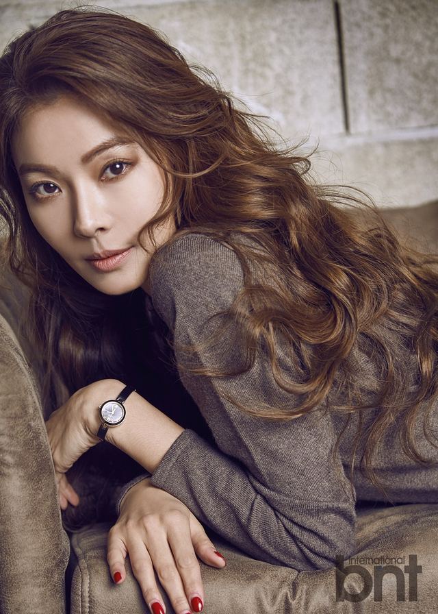 韩女星尹素怡拍时尚写真 唯美梦幻优雅迷人_新浪图片