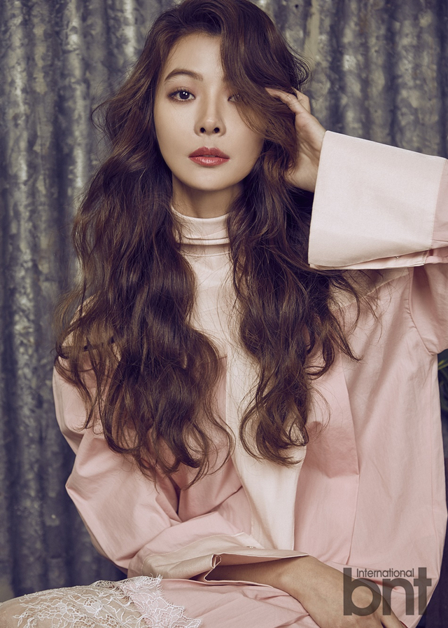 韩女星尹素怡拍时尚写真 唯美梦幻优雅迷人