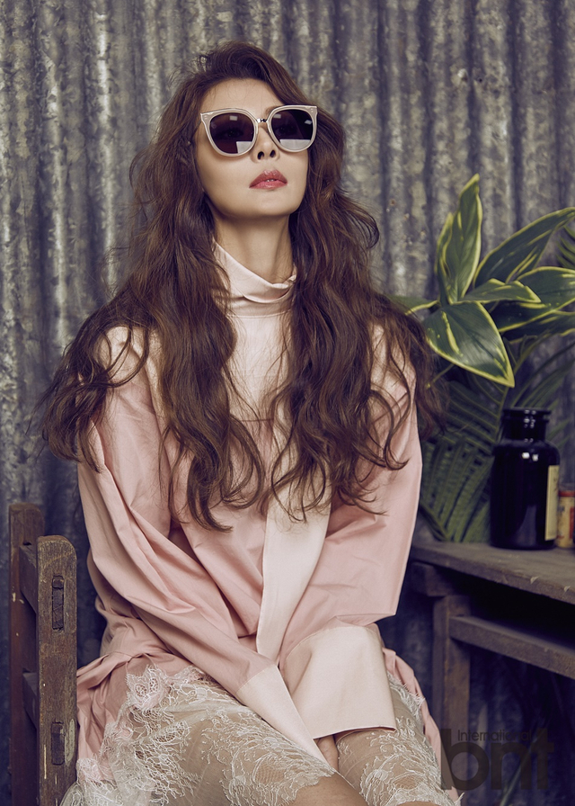 韩女星尹素怡拍时尚写真 唯美梦幻优雅迷人