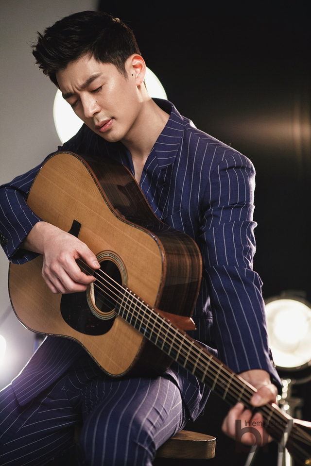 韩国男歌手tim拍写真 成熟男人沉稳内敛_新浪图片