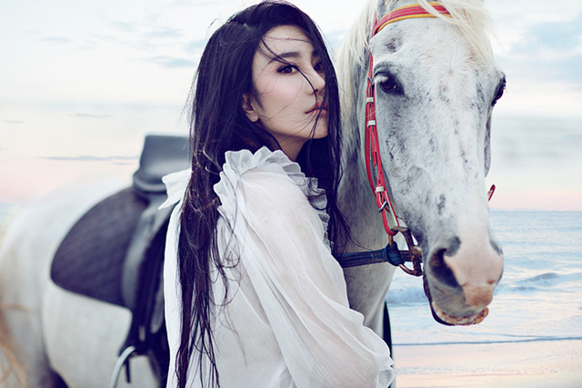 王芊予斐济拍时尚写真 身骑白马仙逸灵动_新浪图片