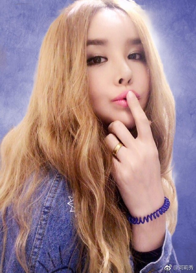 3/9新浪娱乐讯 4月8日,韩国艺人河莉秀在微博上晒出自拍照,照片中