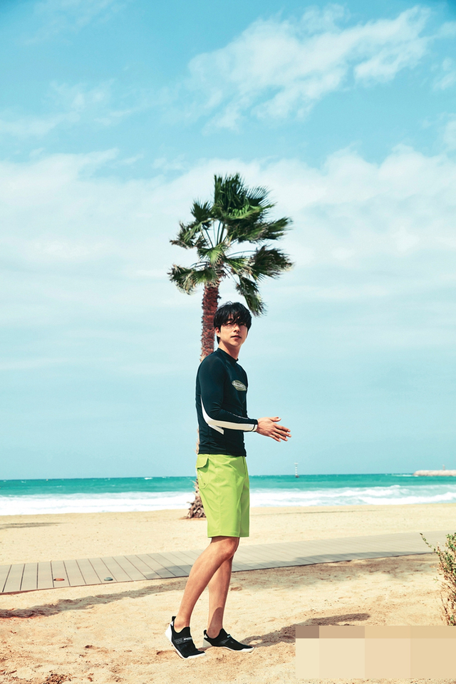 孔刘迪拜海滩拍运动写真 变冲浪boy身材好_新浪图片