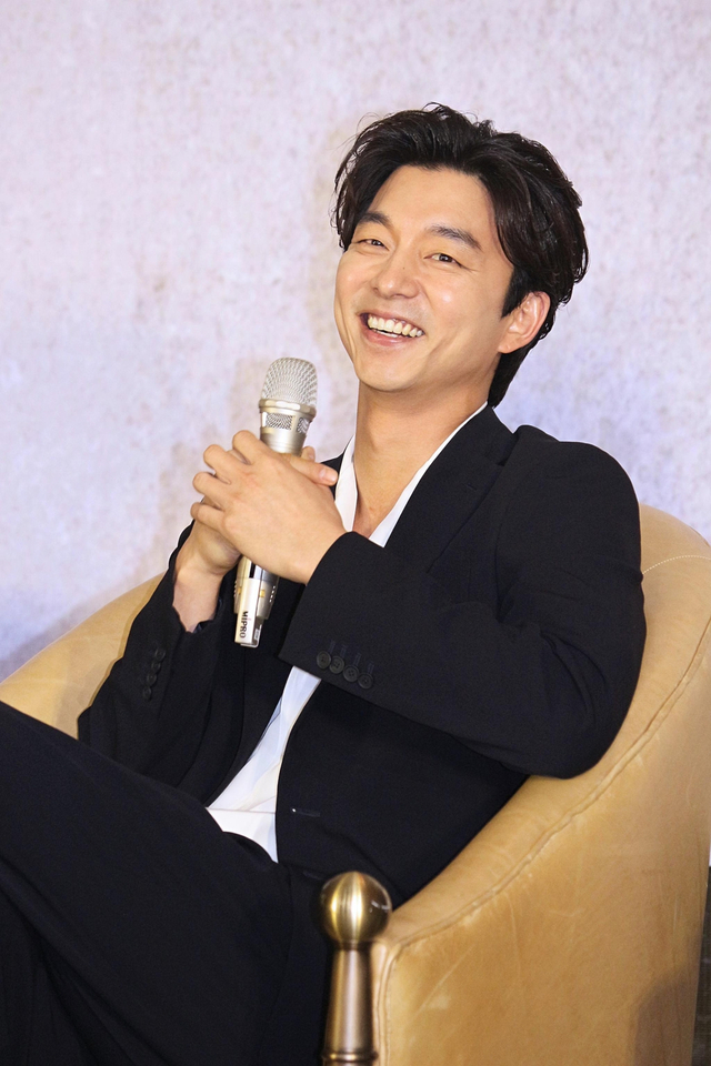 孔刘台北记者会展笑颜 精神奕奕帅气十足_新浪图片