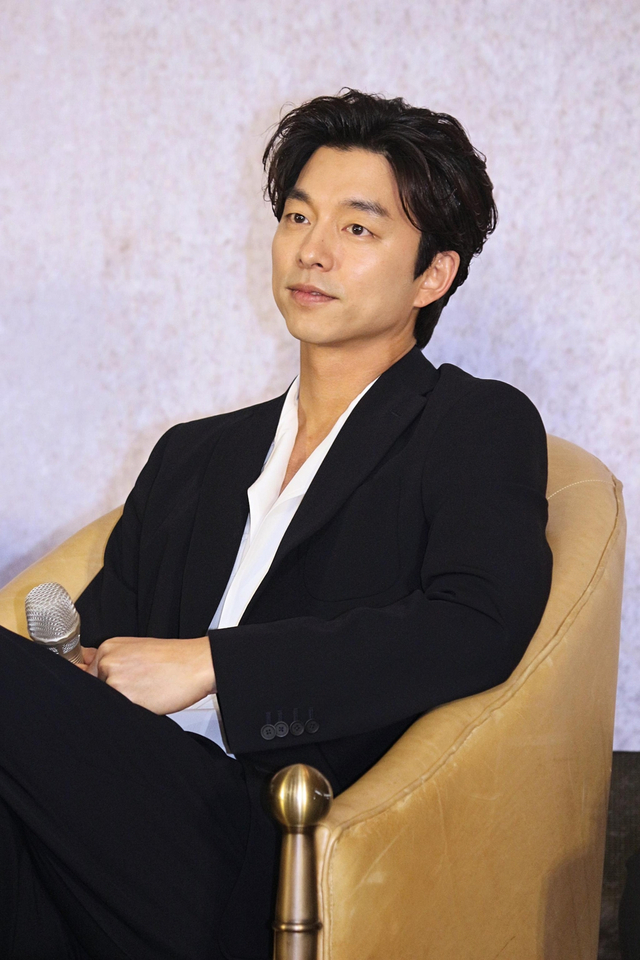 孔刘身穿黑色西装亮相,用中文微笑说:"大家好,我是孔刘.