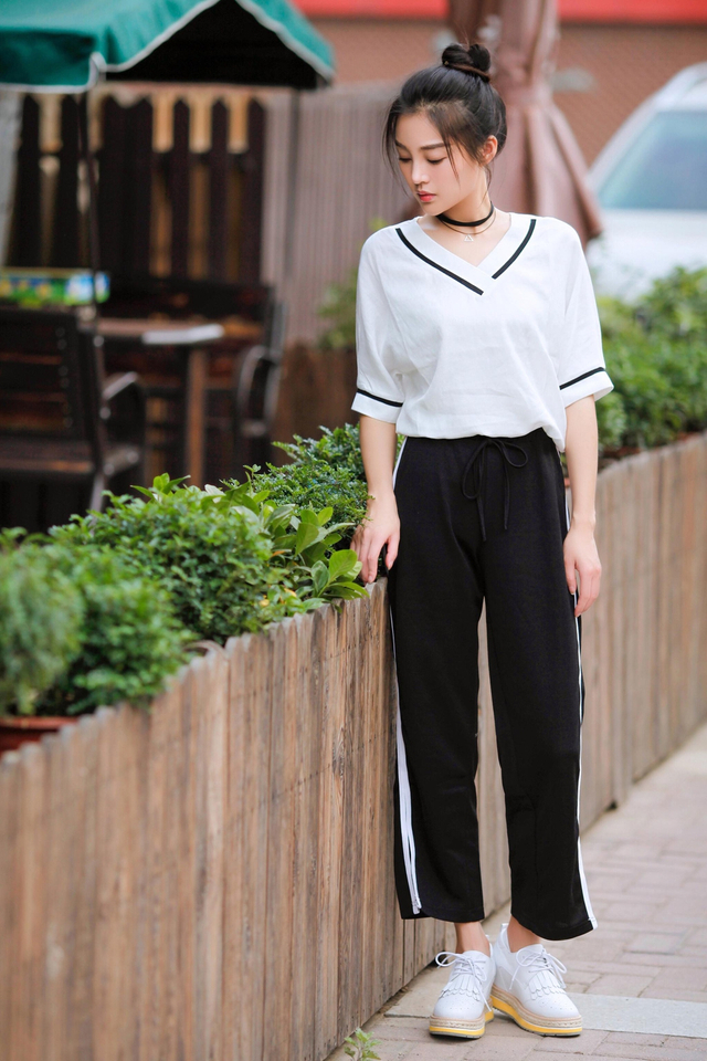 郭艳初夏街拍写真 简约学院风显少女活力