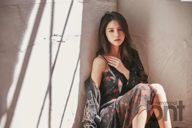 组图:FIESTAR成员Jei拍时尚写真 演绎多彩夏日魅力