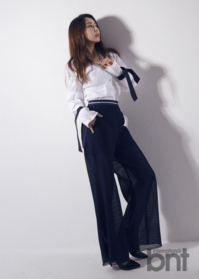 黄宝美拍时尚写真知性美动人