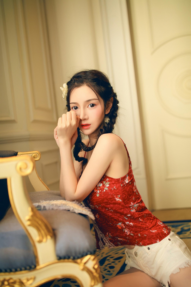 陈思宇写真化身甜美芭比