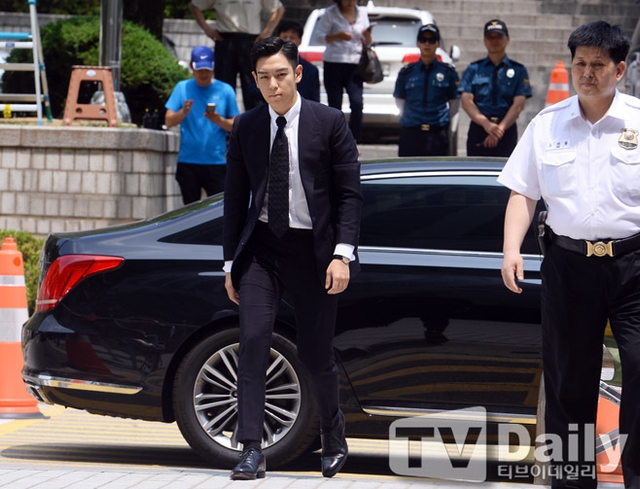 组图：TOP出席吸毒案法院公审 穿西装鞠躬道歉