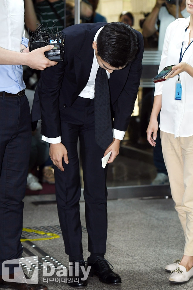 组图：TOP出席吸毒案法院公审 穿西装鞠躬道歉