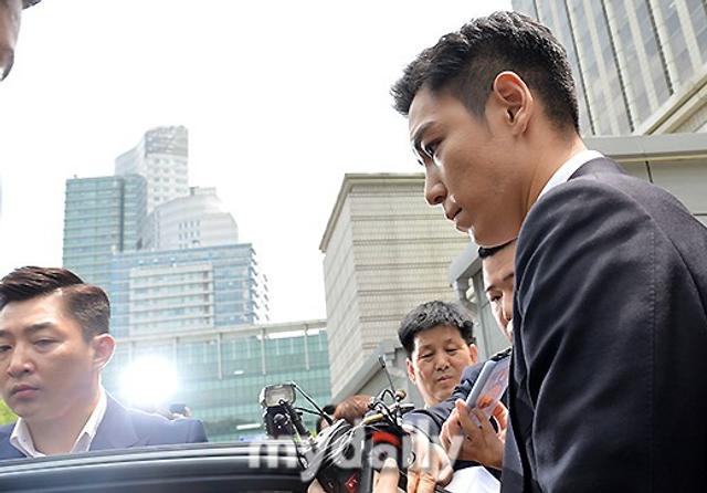 组图:TOP出席吸毒案首次公审 西装笔挺妆容细致
