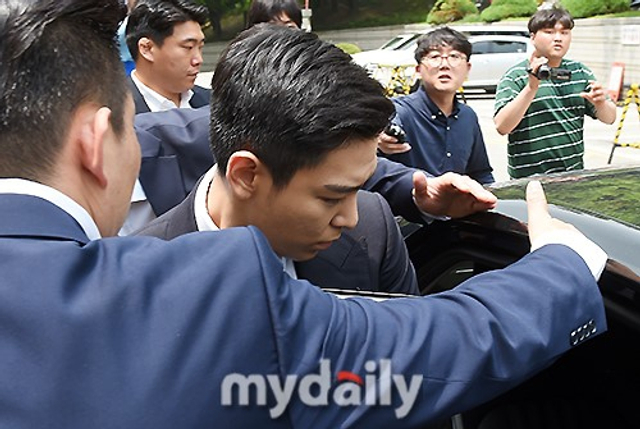 组图:TOP出席吸毒案首次公审 西装笔挺妆容细致