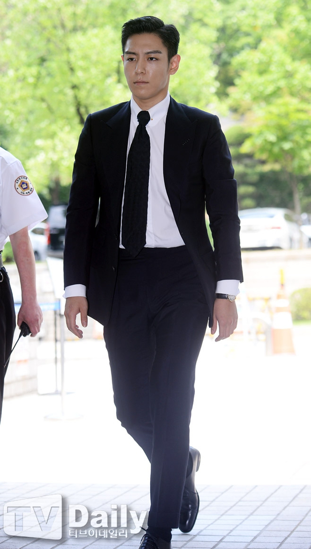 组图：TOP出席吸毒案法院公审 穿西装鞠躬道歉