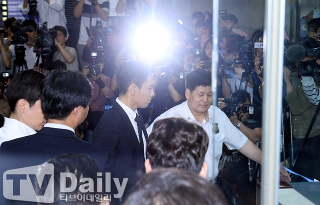 组图：TOP出席吸毒案法院公审 穿西装鞠躬道歉