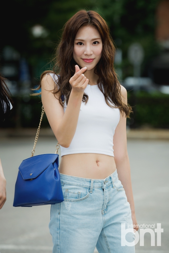 韩女团stellar《音银》上班路 清新夏日风