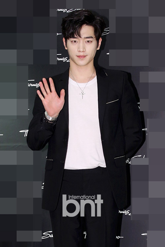 徐康俊黑衣亮相活动笑容明朗