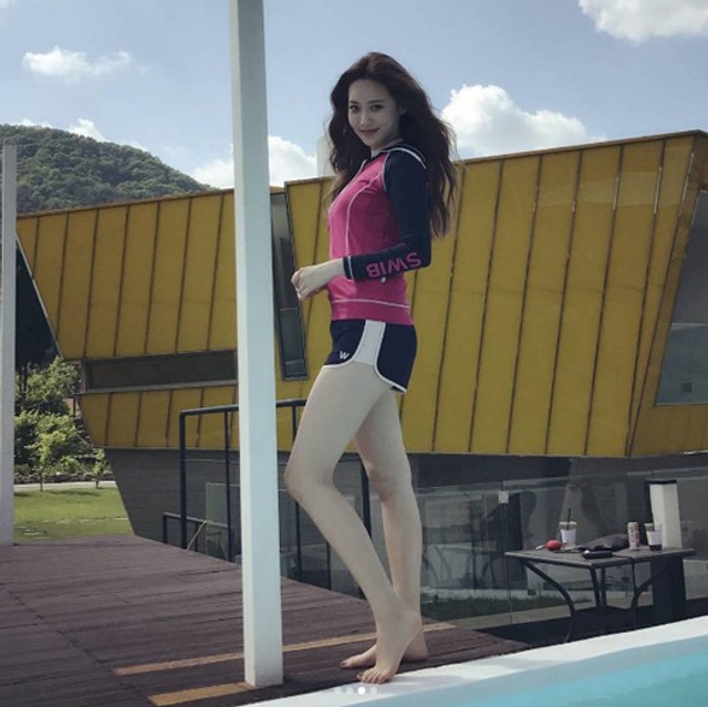 2/4         新浪娱乐讯 韩国女团girl's day成员yura近日在社交