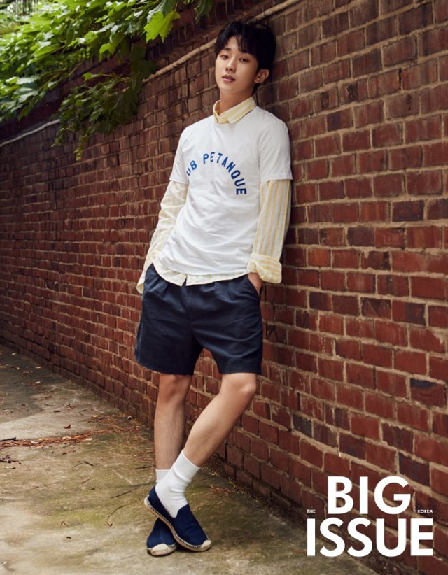 组图：B1A4振永封面写真公开 咬下唇帅气诱惑