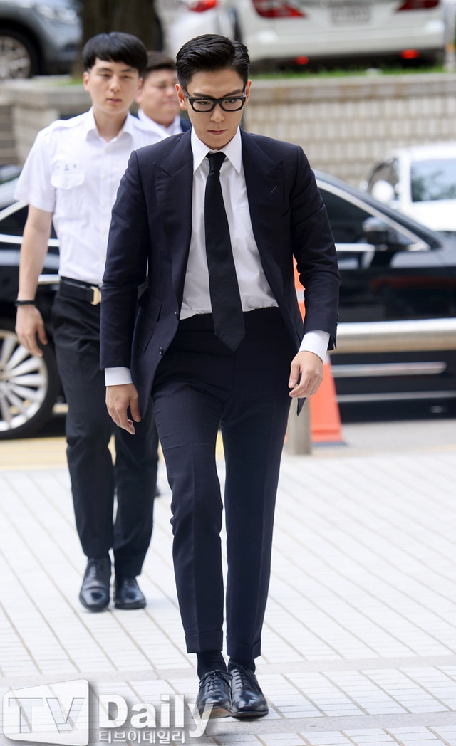 组图:TOP出席吸毒案一审公判 再次鞠躬致歉