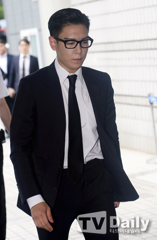 组图:TOP出席吸毒案一审公判 再次鞠躬致歉