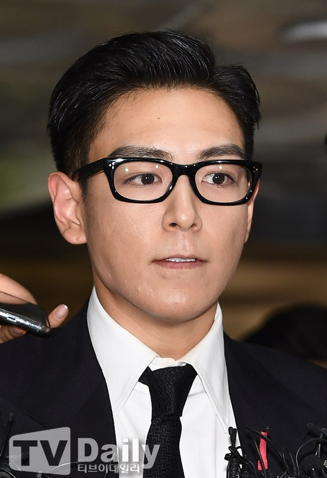 组图:TOP出席吸毒案一审公判 再次鞠躬致歉