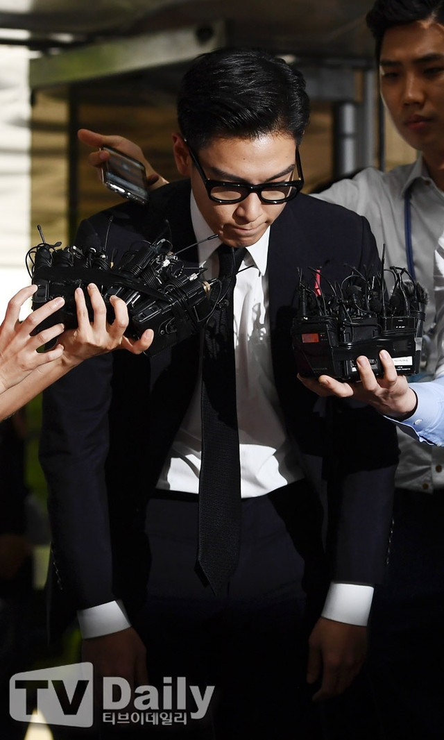 组图:TOP出席吸毒案一审公判 再次鞠躬致歉