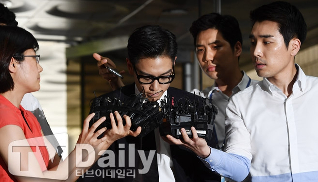 组图:TOP出席吸毒案一审公判 再次鞠躬致歉