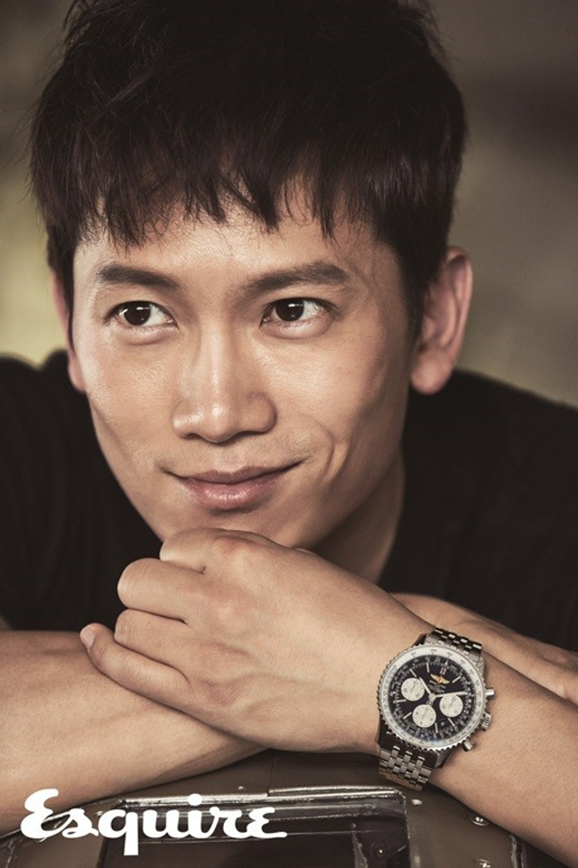 奶爸池晟拍杂志写真 变身帅气飞行员