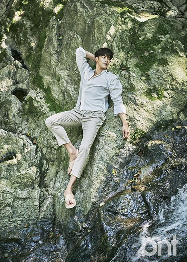 韩星成勋拍泳池写真 完美演绎熟男魅力