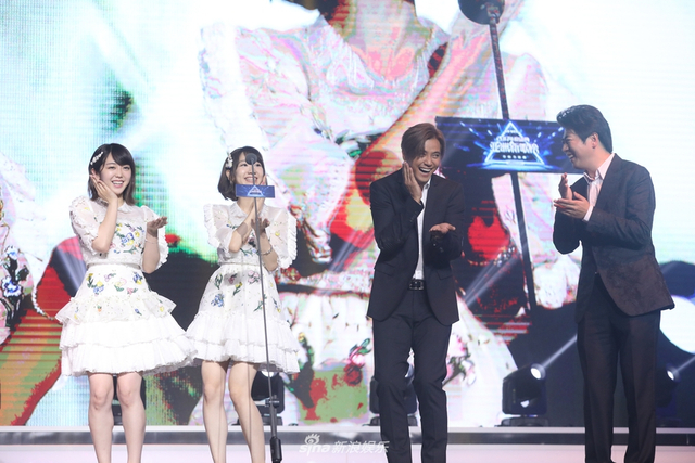 组图：AKB48获最佳团体荣誉 和罗志祥郎朗互教舞蹈笑翻全场