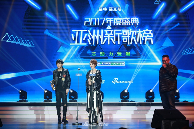 蔡淳佳、李炜获2017年度媒体推荐歌手荣誉
