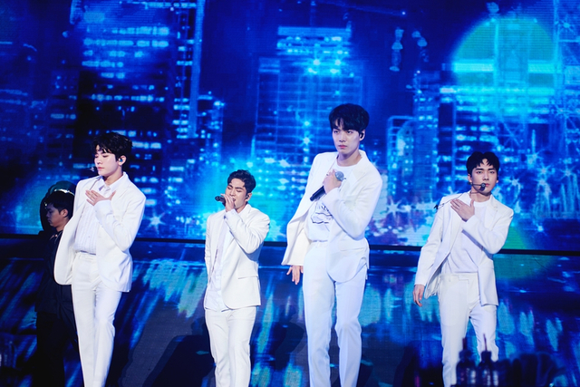 NUEST W与万名粉丝共度时光
