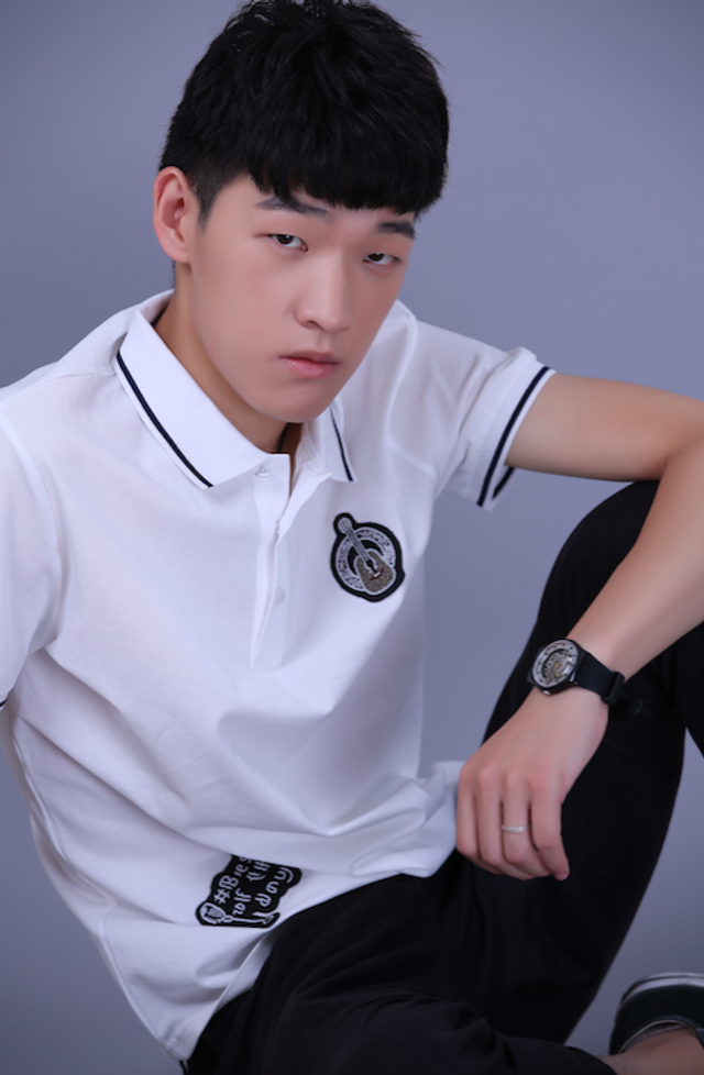 李金江新写真公开 积极迎接角色挑战