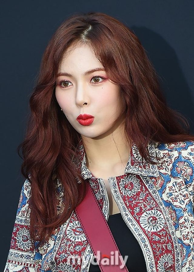 泫雅亮相活动 浓妆美艳魅惑