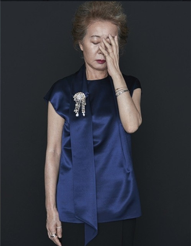 70岁韩国老戏骨尹汝贞拍写真 魅力奶奶造型优雅