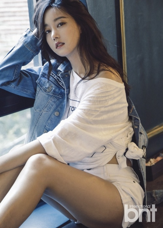 韩星吴胜雅拍时尚写真