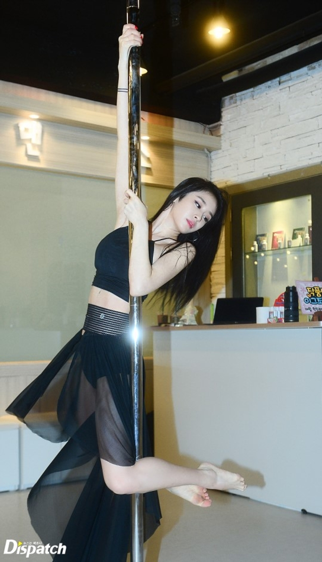 t-ara智妍练习钢管舞动作超美 展前凸后翘好身材
