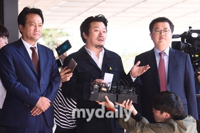 组图:导演呼吁查明金光石死亡真相 携国会议员赴检察院