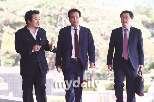 组图:导演呼吁查明金光石死亡真相 携国会议员赴检察院