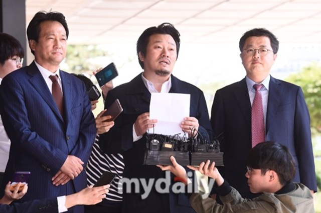 组图:导演呼吁查明金光石死亡真相 携国会议员赴检察院