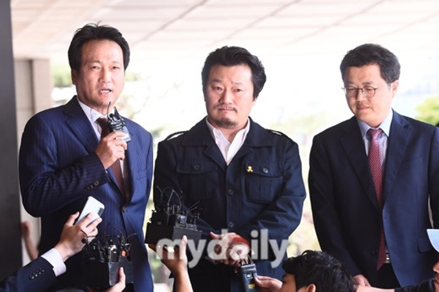 组图:导演呼吁查明金光石死亡真相 携国会议员赴检察院